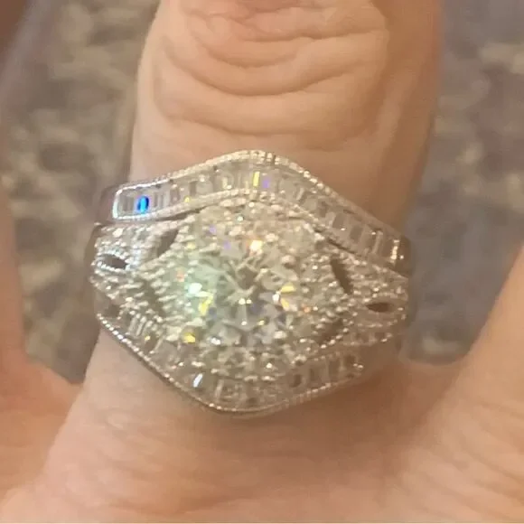 Breathtaking ring with guard, Brilliant cut center  stone w/ rounds . Size 9 - Picture 7 of 7